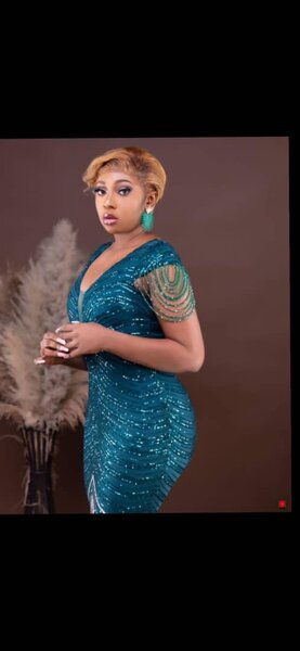 Robe longue en sequins bleus