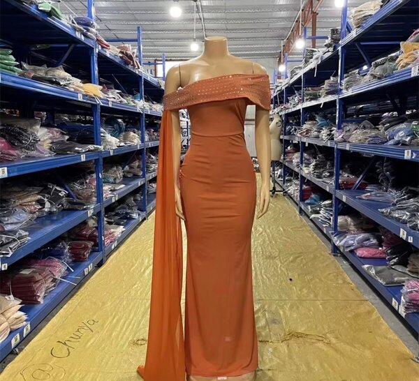 Robe de soirée asymétrique avec perles