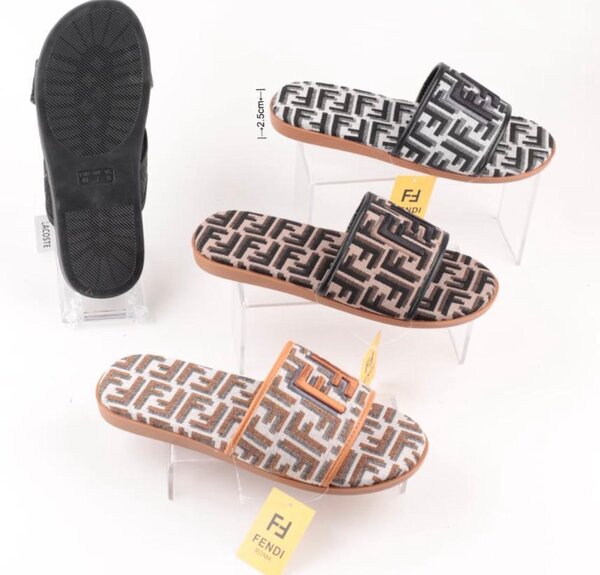Fendi : Mules en cuir FF