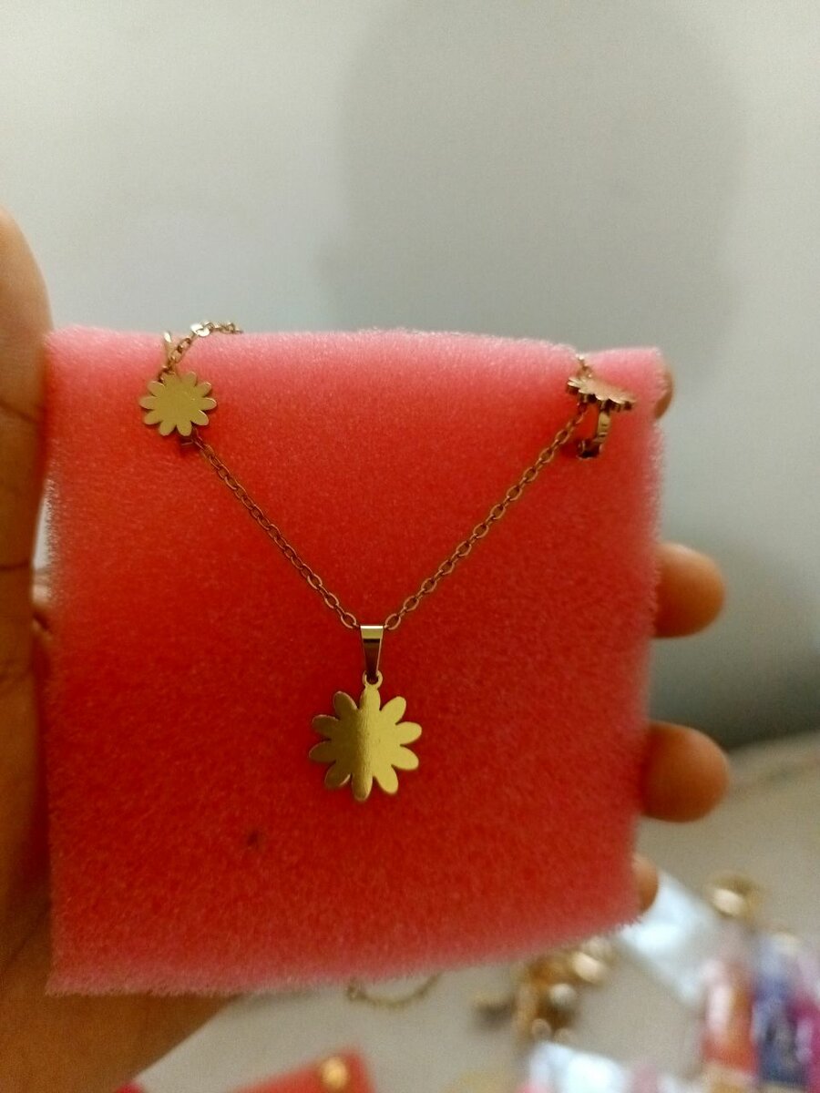 Ensemble collier et boucles d'oreilles doré