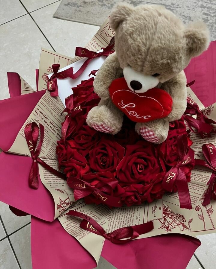 Bouquet de roses rouges avec ours en peluche