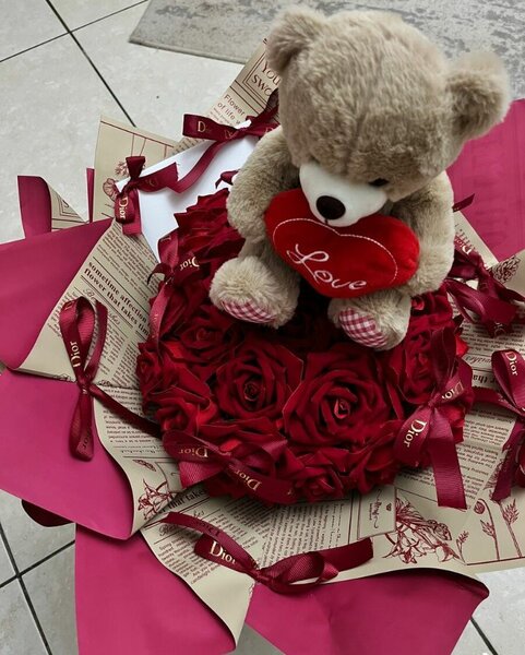 Bouquet de roses rouges avec ours en peluche