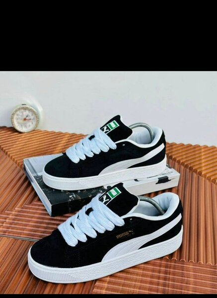 Chaussures Puma noires et blanches