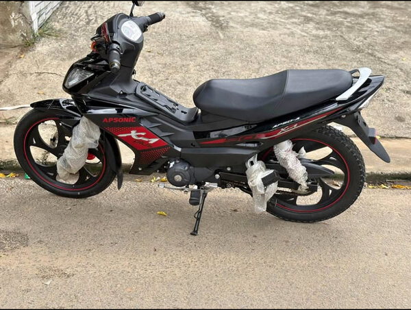 Moto Aprsolic X1 rouge et noir