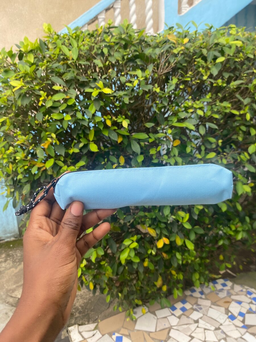 Trousse en paillettes multicolores