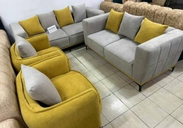 Ensemble canapé et fauteuils gris et jaune