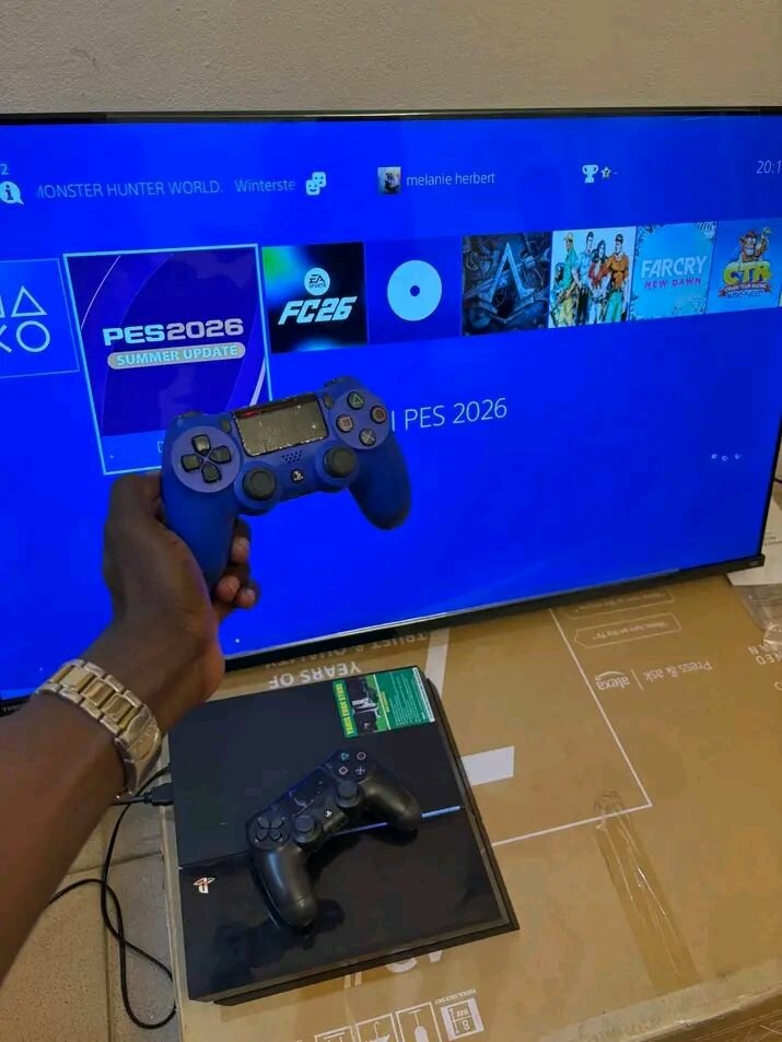 Console PS4 Slim avec manette noire