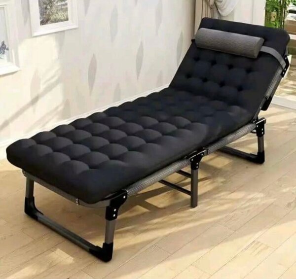 Lit pliant noir avec matelas et appui-tête