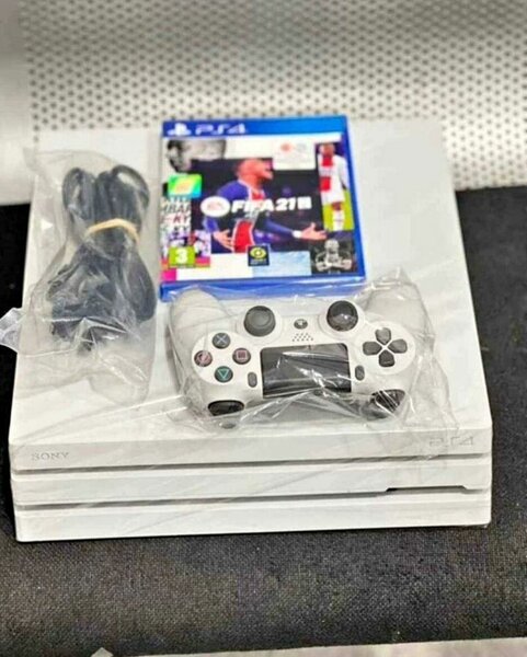 Console Sony PS4 avec jeu
