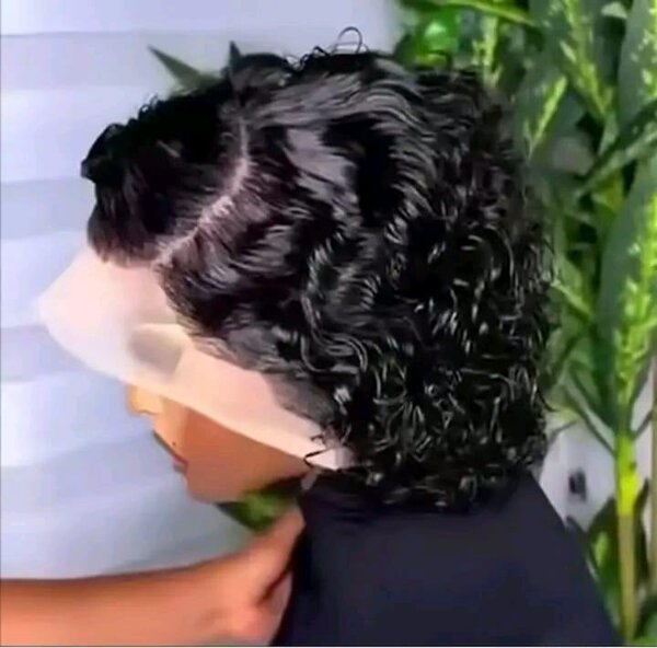 Perruque synthétique courte noire