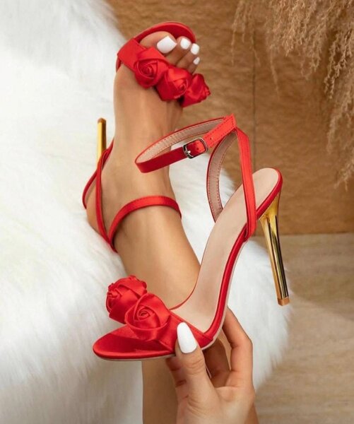 Sandales à talon rouge élégantes