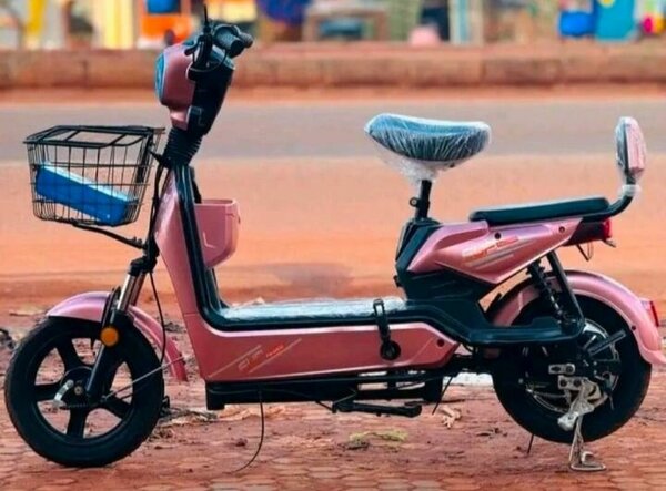 Trottinette électrique rose urbaine