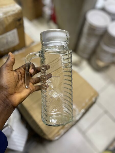 Carafe en verre ondulé