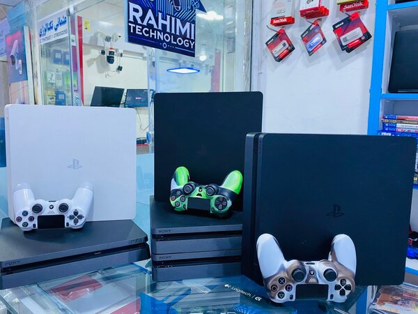 Console PlayStation avec manettes