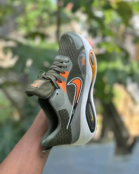 Chaussures de sport Nike gris et orange