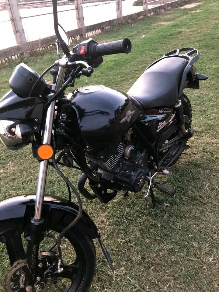 Moto sportive noire élégante
