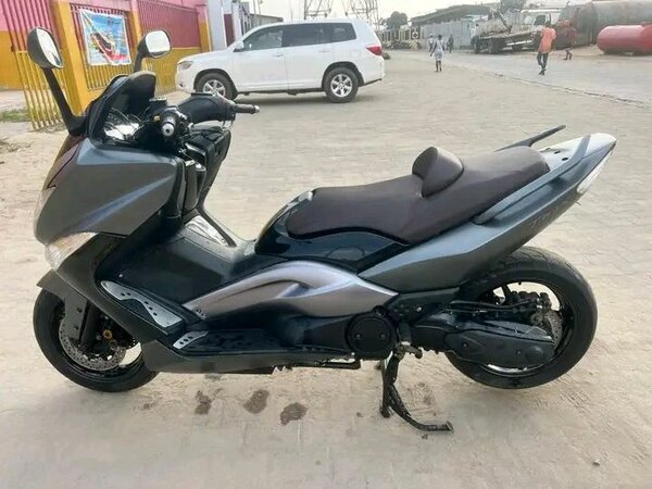 Scooter TMAX puissant et élégant