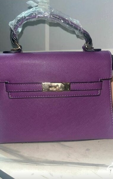 Sac à main violet en cuir
