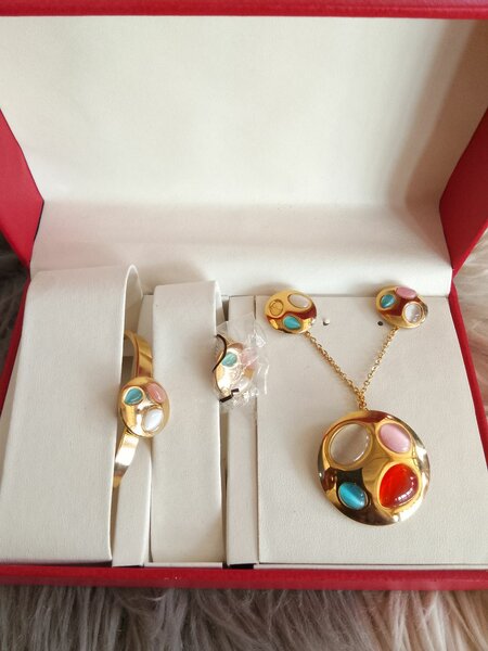 Ensemble de bijoux fantaisie multicolore