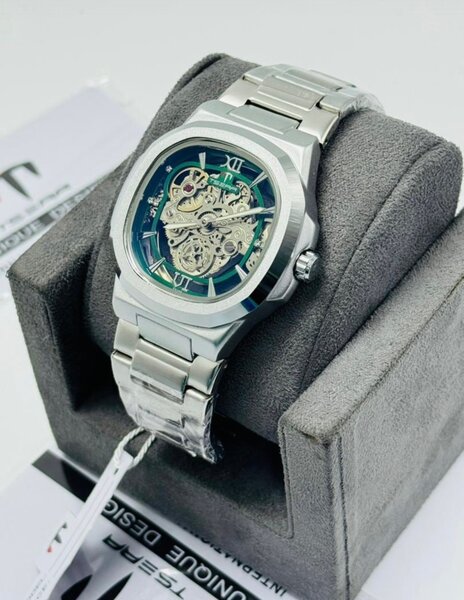 Montre squelette homme moderne