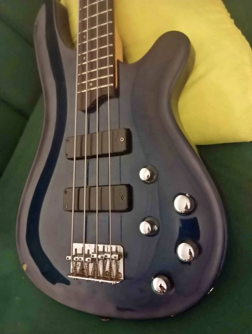 Guitare basse électrique 4 cordes