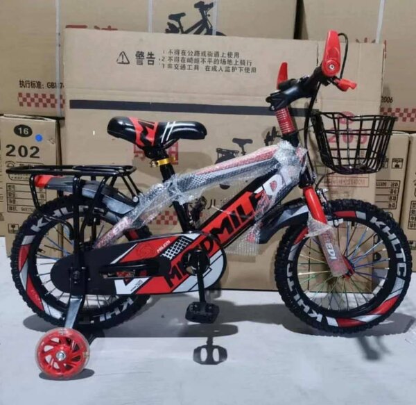 Vélo enfant rouge avec stabilisateurs