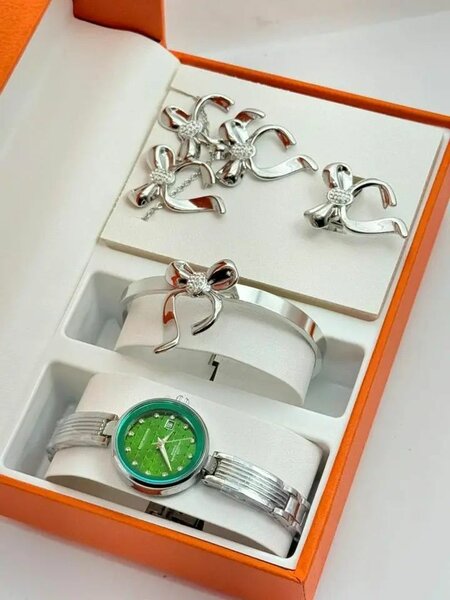 Montre femme avec bracelet et bijoux