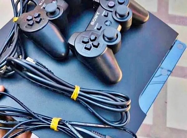 Console Sony PS3 avec manette et accessoires