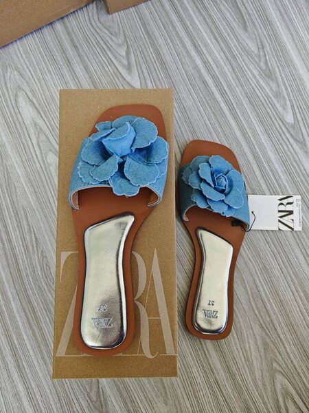 Sandales à fleur en cuir ZARA