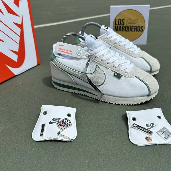 Nike cortez blanches et vertes