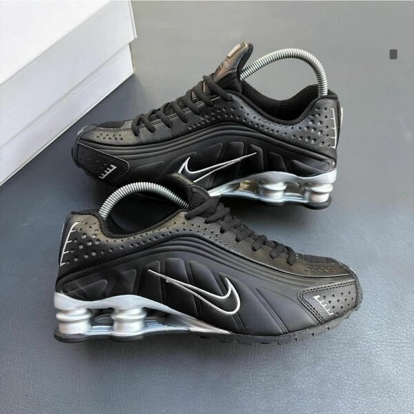 Nike Shox r4