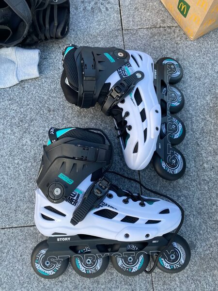 Roller en ligne ajustable STORY noir et blanc