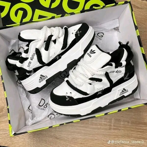 Chaussures Adidas blanches et noires pour hommes et femmes