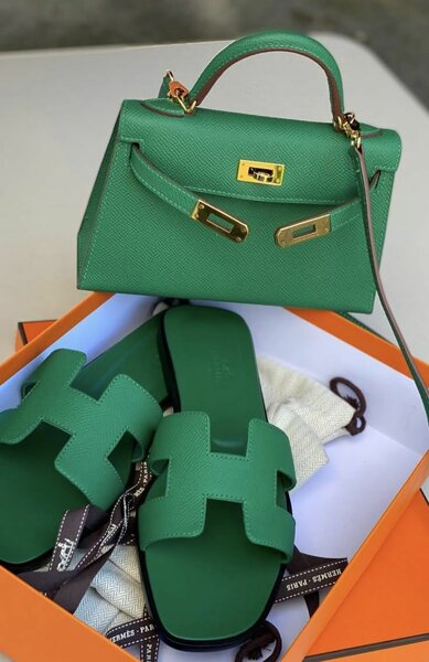 Sandales et sac à main vert en cuir