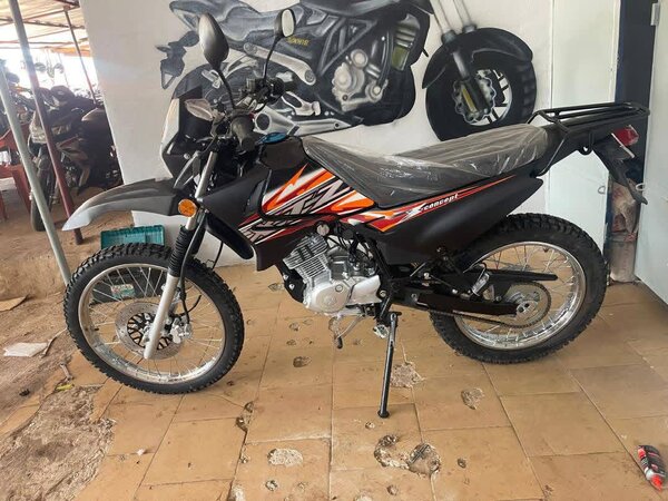 Moto tout-terrain noir et orange