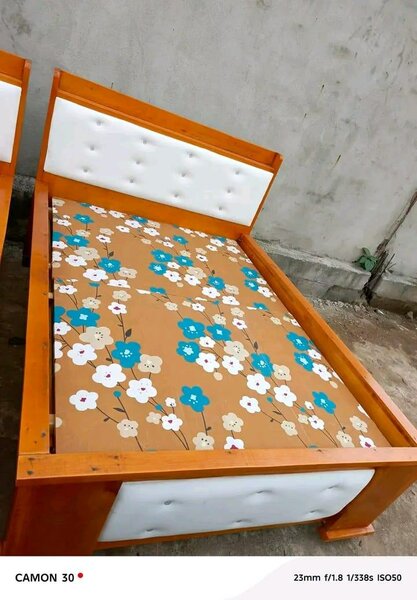 Lit en bois avec matelas floral