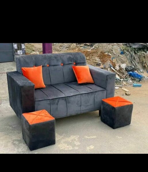 Ensemble canapé et poufs en velours