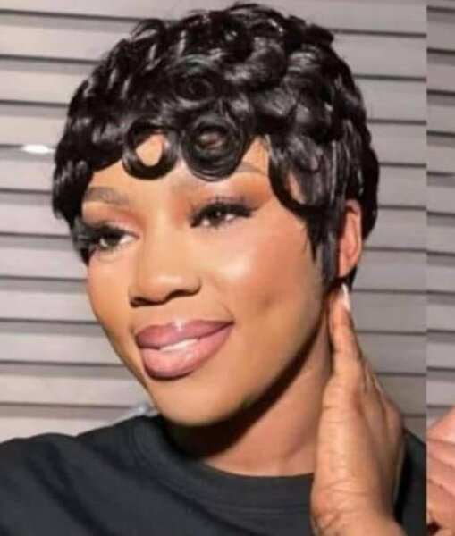 Perruque courte ondulée élégante