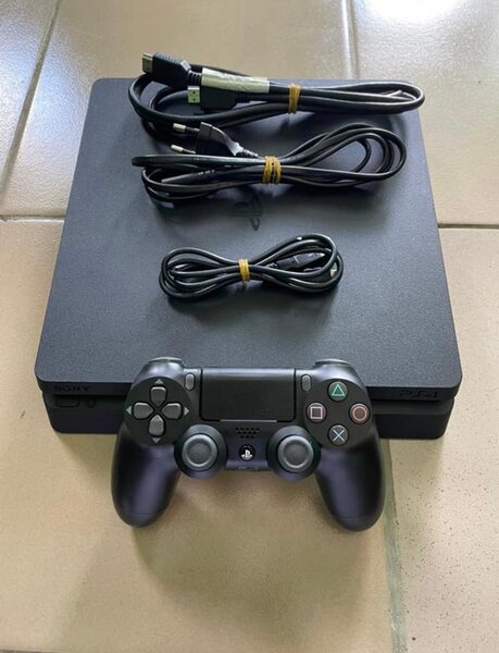 Console de jeu PS4 avec manette
