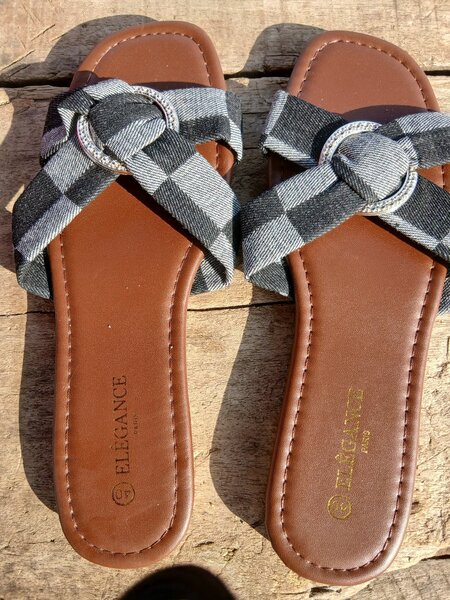 Sandales à carreaux élégantes