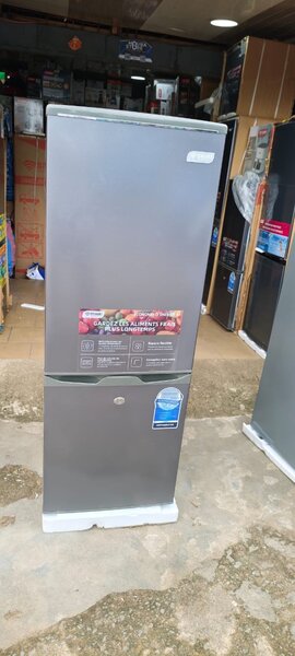 Réfrigérateur argenté moderne