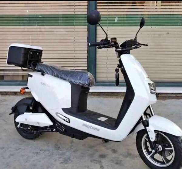 Trottinette électrique Daytona blanche