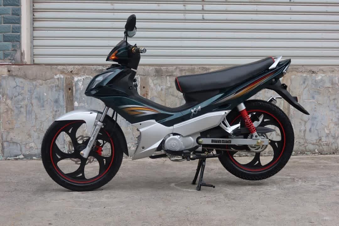 Moto Yamaha noire et argent