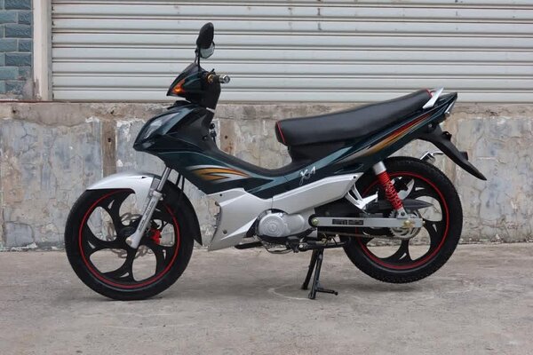 Moto Yamaha noire et argent