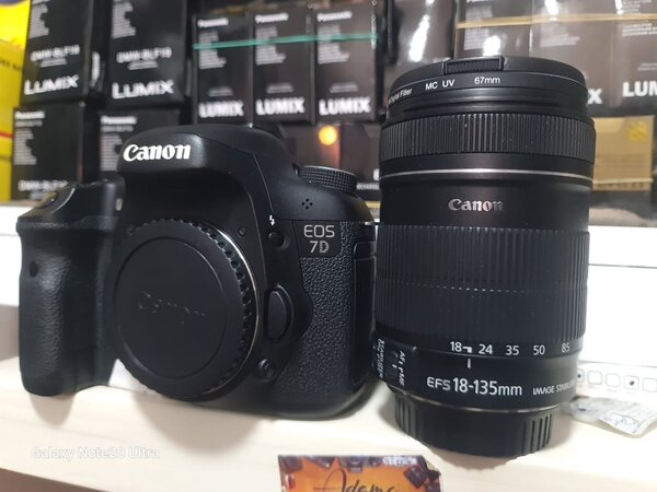 Appareil photo Canon EOS 70D avec objectif