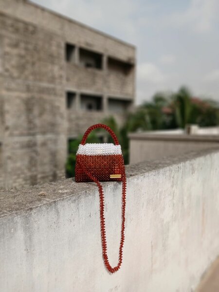 Sac à main perlé rouge et blanc