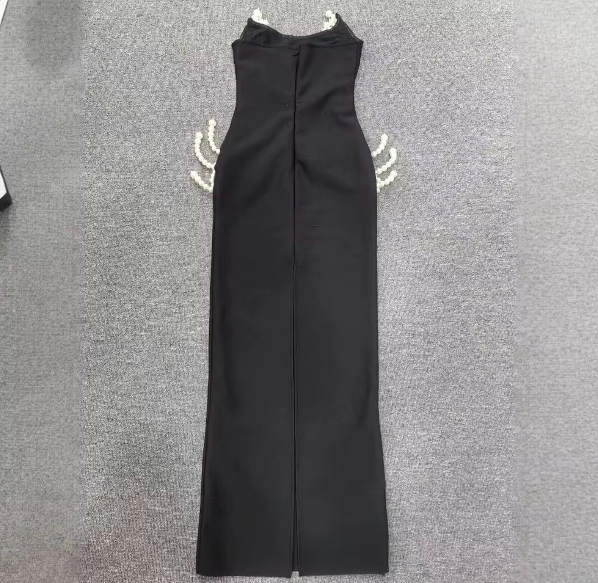 Robe noire élégante avec détails de perles