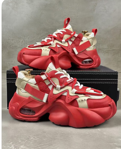 Chaussures sportives rouges et blanches