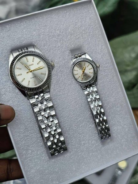 Montres Couple Argentées Élégantes