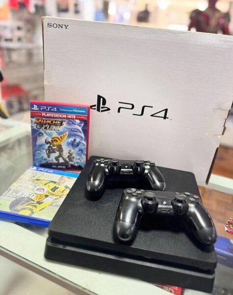 Console Sony PlayStation 4 avec 2 manettes